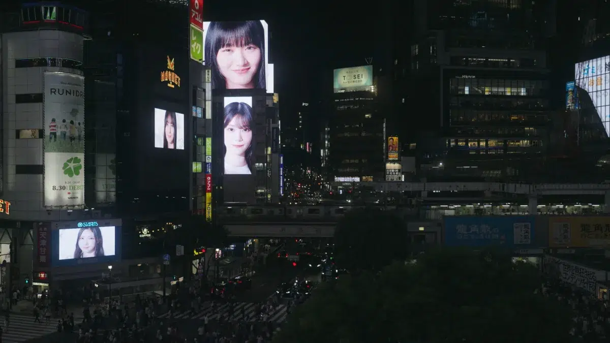 Xトレンド最高1位！同時接続20万人超え！新たな坂道グループ「青葉坂46」渋谷スクランブル交差点ビジョン13面ジャック生配信映像公開！