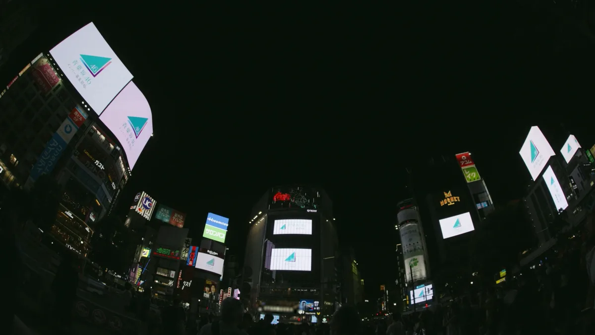 Xトレンド最高1位！同時接続20万人超え！新たな坂道グループ「青葉坂46」渋谷スクランブル交差点ビジョン13面ジャック生配信映像公開！