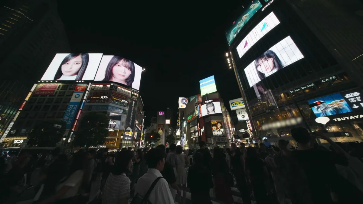 Xトレンド最高1位！同時接続20万人超え！新たな坂道グループ「青葉坂46」渋谷スクランブル交差点ビジョン13面ジャック生配信映像公開！