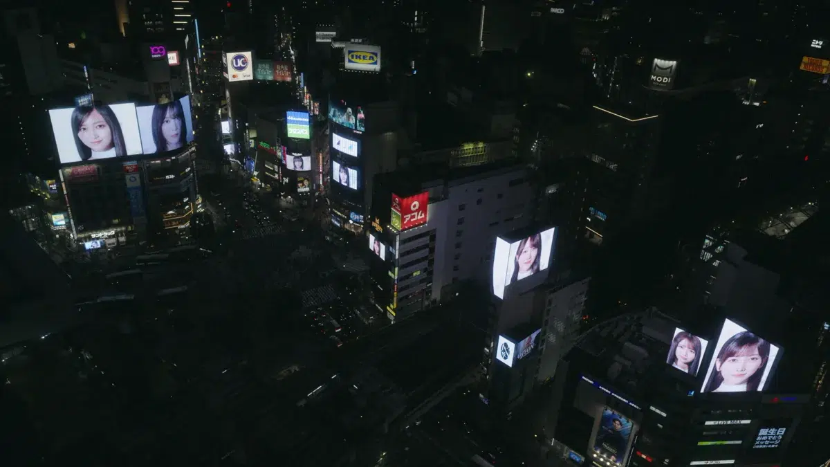 Xトレンド最高1位！同時接続20万人超え！新たな坂道グループ「青葉坂46」渋谷スクランブル交差点ビジョン13面ジャック生配信映像公開！