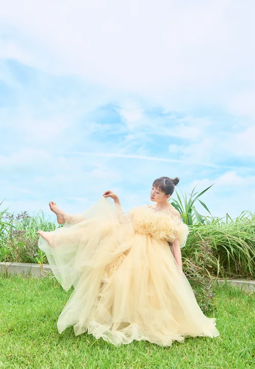 つばきファクトリー 秋山眞緒、卒業記念写真集『MAO』を9月25日に発売！“ありのままの今の私”を収めたメモリアルな一冊