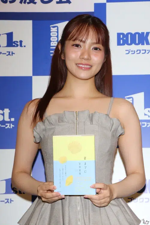 元日向坂46・宮田愛萌「25歳から人間ドック貯金しています」新作小説会見で明かした意外すぎるガチ素顔と30代への本気度 1 元日向坂46・宮田愛萌「25歳から人間ドック貯金しています」新作小説会見で明かした意外すぎるガチ素顔と30代への本気度