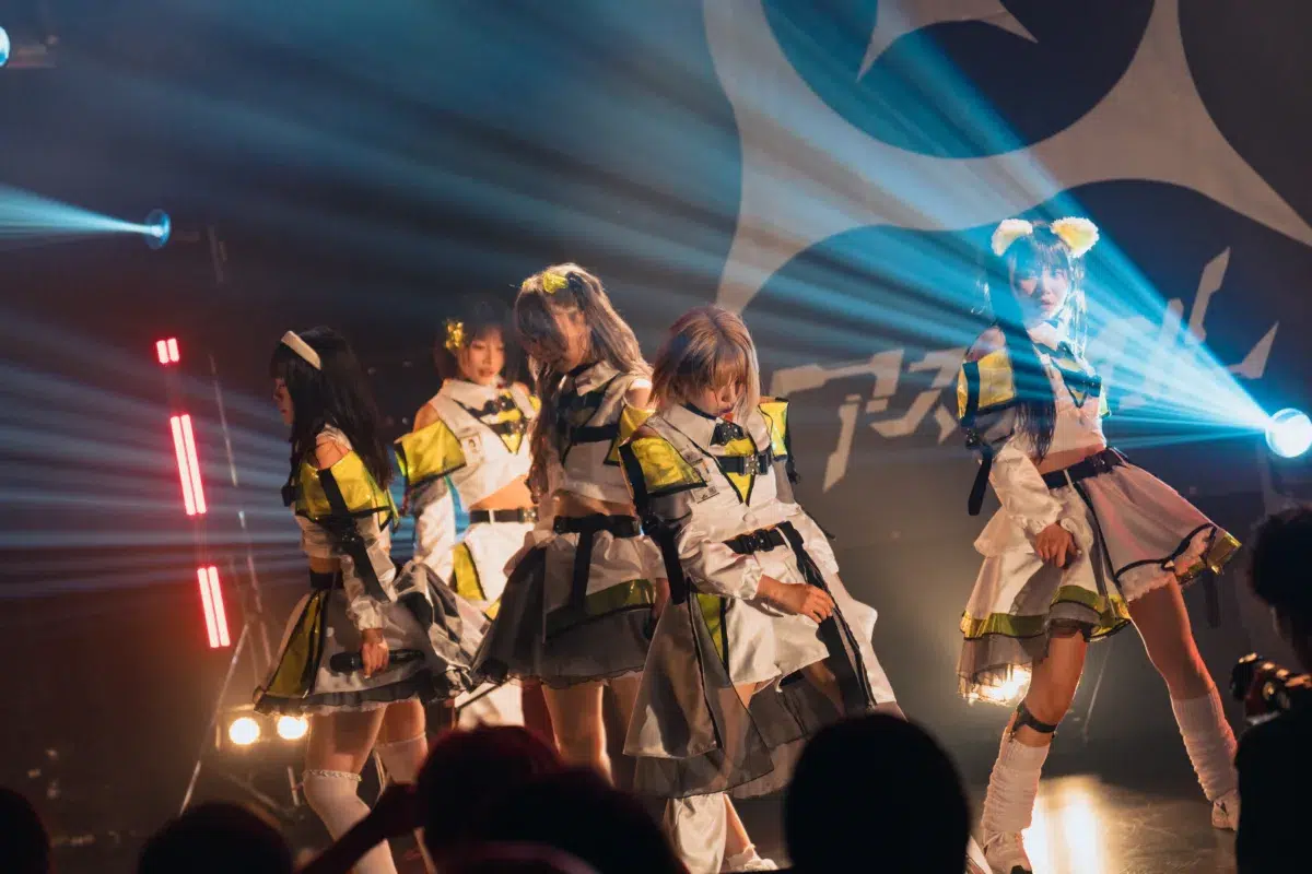 アストレイル、1周年記念ワンマンで”第一章”始動&新曲初披露! 120 アストレイル、1周年記念ワンマンで”第一章”始動&新曲初披露!
