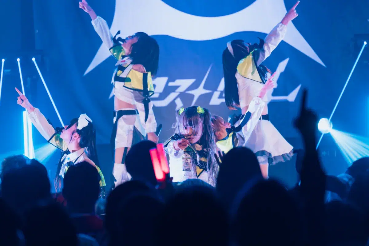 アストレイル、1周年記念ワンマンで”第一章”始動&新曲初披露! 124 アストレイル、1周年記念ワンマンで”第一章”始動&新曲初披露!