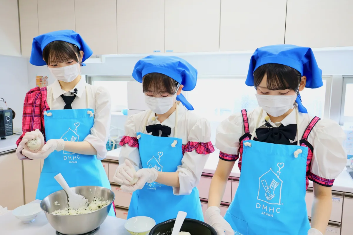 【AKB48】20期研究生の丸山ひなた・大賀彩姫・近藤沙樹が「ドナルド・マクドナルド・ハウス にいがた」を訪問！ボランティアでおにぎり作りを体験