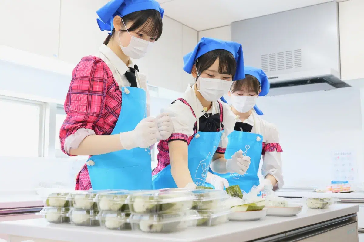 【AKB48】20期研究生の丸山ひなた・大賀彩姫・近藤沙樹が「ドナルド・マクドナルド・ハウス にいがた」を訪問！ボランティアでおにぎり作りを体験