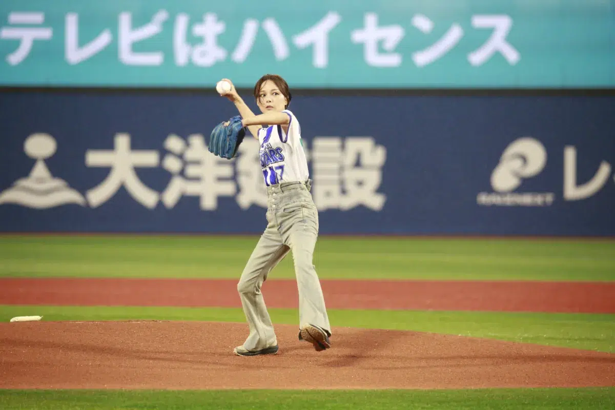 相川七瀬が横浜DeNAベイスターズ冠試合の始球式に登場!惜しくも2年連続ノーバンならず「60点ですかね…」 4 相川七瀬が横浜DeNAベイスターズ冠試合の始球式に登場!惜しくも2年連続ノーバンならず「60点ですかね…」