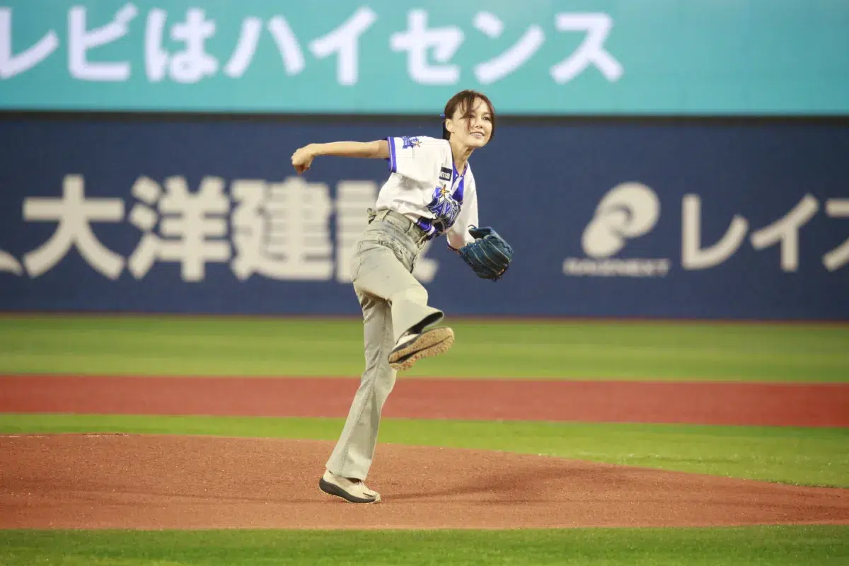相川七瀬が横浜DeNAベイスターズ冠試合の始球式に登場!惜しくも2年連続ノーバンならず「60点ですかね…」 5 相川七瀬が横浜DeNAベイスターズ冠試合の始球式に登場!惜しくも2年連続ノーバンならず「60点ですかね…」
