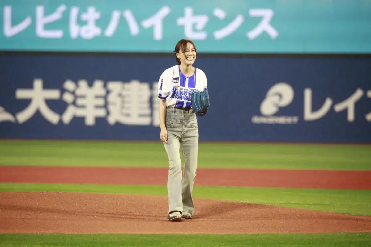 相川七瀬が横浜DeNAベイスターズ冠試合の始球式に登場!惜しくも2年連続ノーバンならず「60点ですかね…」 6 相川七瀬が横浜DeNAベイスターズ冠試合の始球式に登場!惜しくも2年連続ノーバンならず「60点ですかね…」