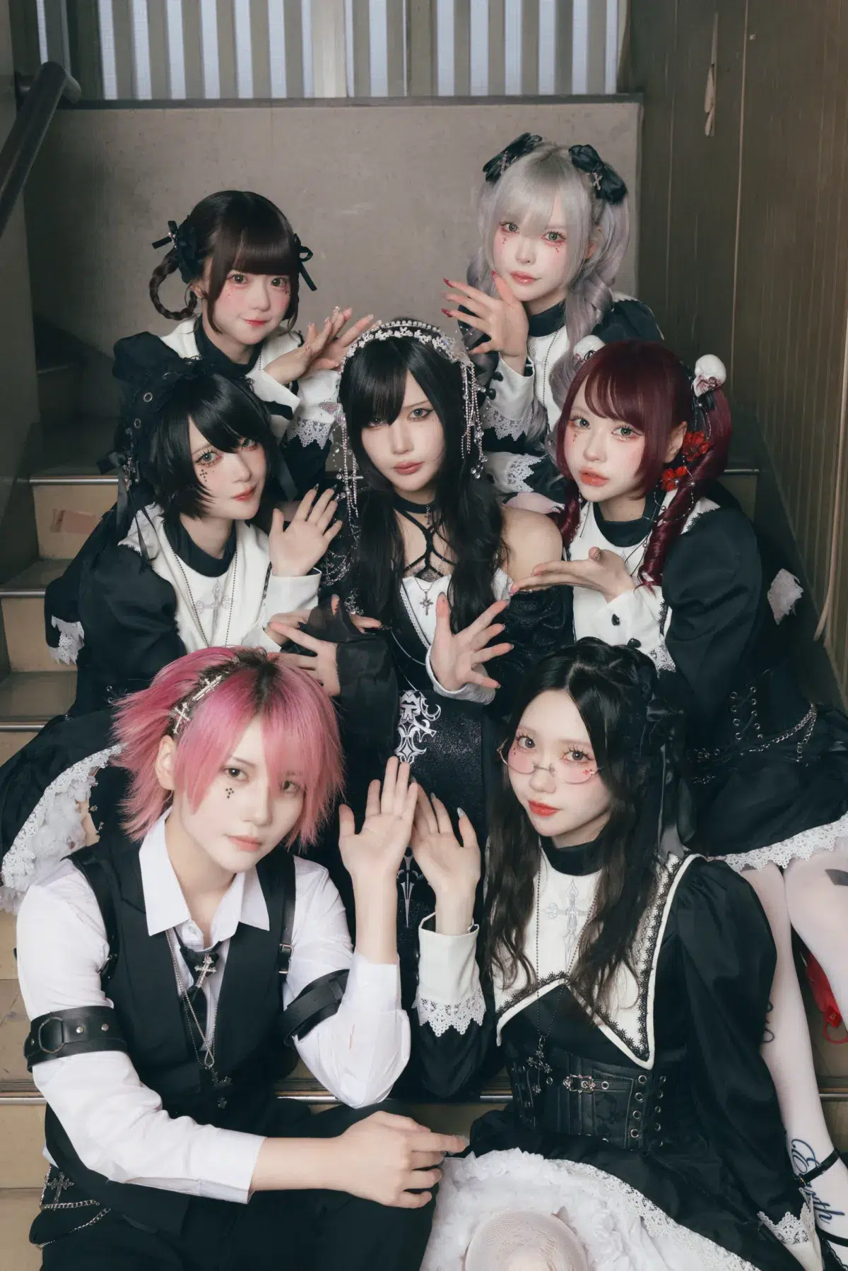 AVAM・佐伯七海、生誕祭2026「人間失格」を開催!シスター風衣装でダークな世界観を表現 2 AVAM・佐伯七海、生誕祭2026「人間失格」を開催!シスター風衣装でダークな世界観を表現