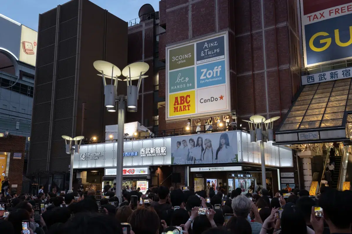 izna 日本デビュー日をファンと祝福！新宿にて「DUMB HOT!」MV初公開記念カウントダウンイベント開催!