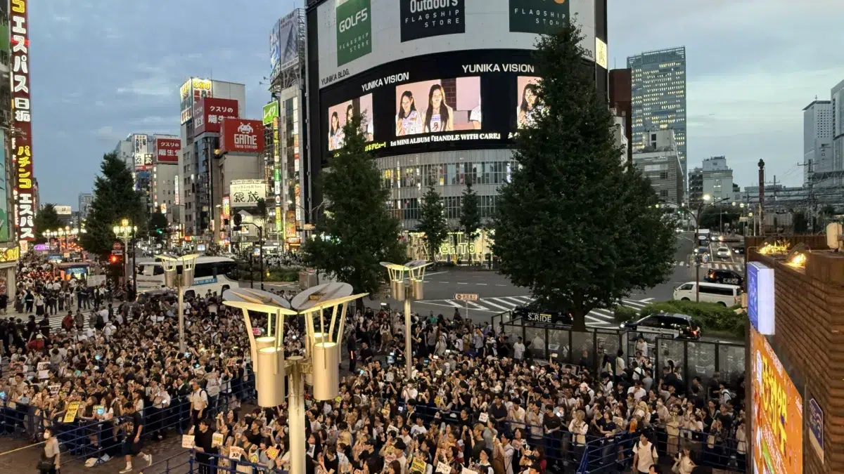 izna 日本デビュー日をファンと祝福！新宿にて「DUMB HOT!」MV初公開記念カウントダウンイベント開催!