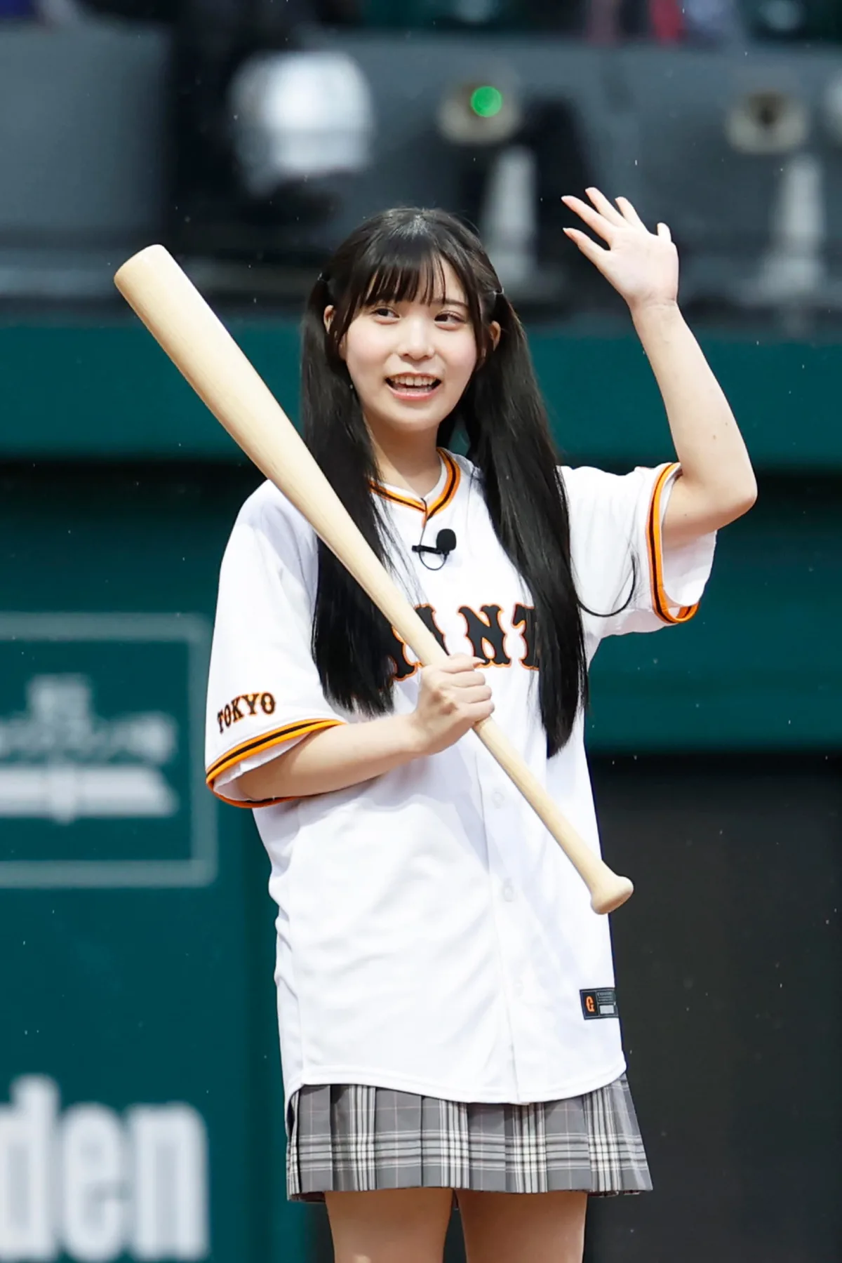 ナナニジ南伊織が雨のマウンドへ！橘茉奈とともに巨人vs中日戦の始球式に登場