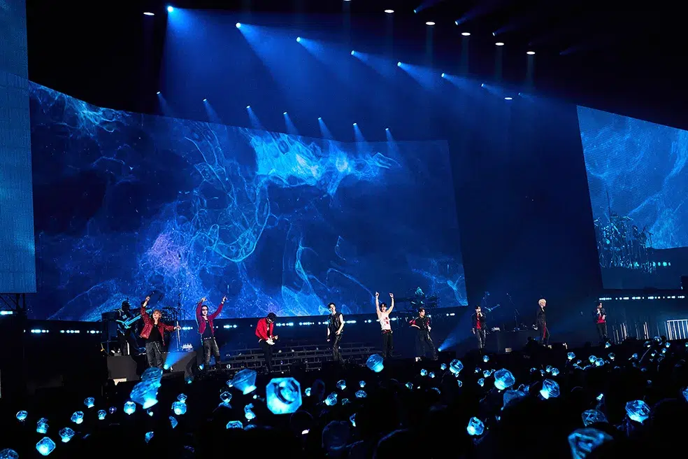 “ライブ型アーティスト”TREASURE、全国7都市17公演で23.7万人を動員！ トリプルアンコールで会場が青く染まった、熱狂のツアーファイナル！