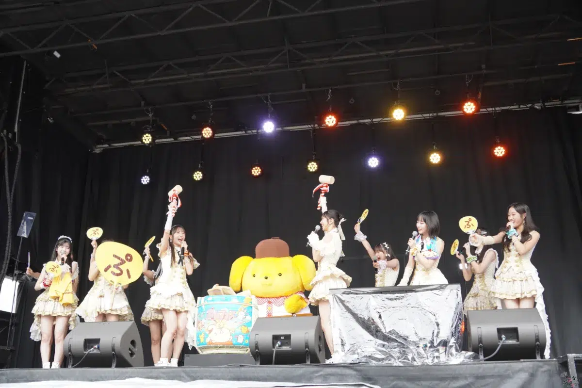 ポムポムプリン30周年「ポムフェス」開幕！Juice=Juiceと“かいまくしき”で夢のコラボ🍮
