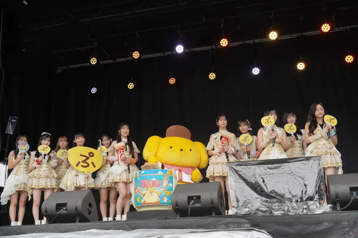 ポムポムプリン30周年「ポムフェス」開幕！Juice=Juiceと“かいまくしき”で夢のコラボ🍮
