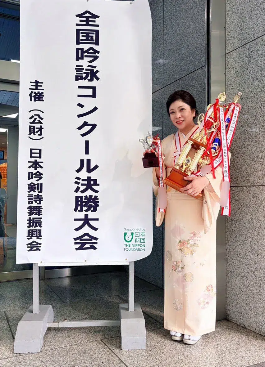 和楽器バンド 鈴華ゆう子、全国吟詠コンクールで優勝、高松宮妃杯を授与 ソロデビュー10周年の節目の年に全国の頂点へ―。 1 和楽器バンド 鈴華ゆう子、全国吟詠コンクールで優勝、高松宮妃杯を授与 ソロデビュー10周年の節目の年に全国の頂点へ―。
