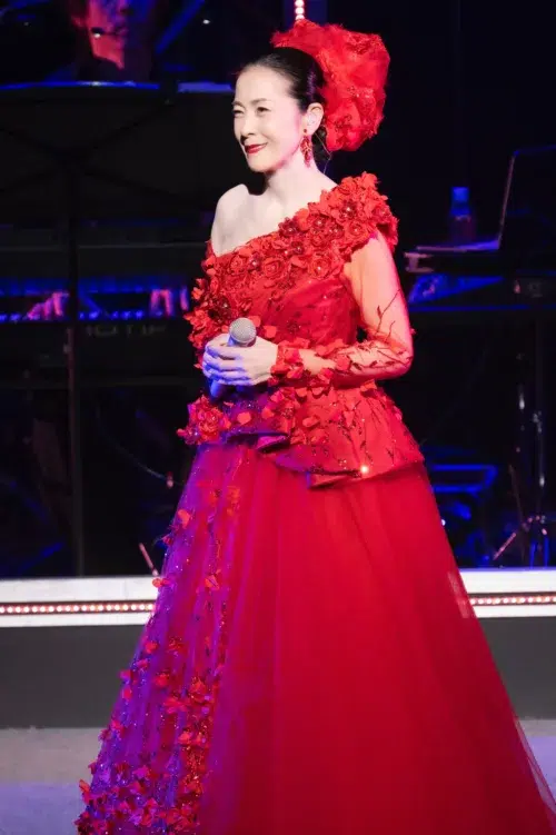【ドレス姿も披露】坂本冬美、40周年リサイタルでファン2700人を魅了! 2 【ドレス姿も披露】坂本冬美、40周年リサイタルでファン2700人を魅了!