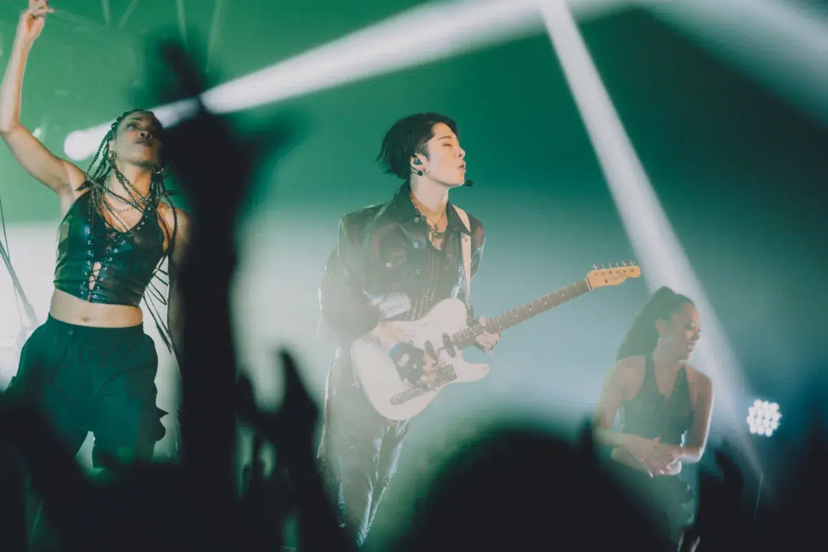 【MIYAVI】45歳の誕生日当日にスペシャルライブを開催!『原点回帰』をテーマに新たな方向性を示す一夜に!HYDEがゲストとしてサプライズ登場!! 4 【MIYAVI】45歳の誕生日当日にスペシャルライブを開催!『原点回帰』をテーマに新たな方向性を示す一夜に!HYDEがゲストとしてサプライズ登場!!