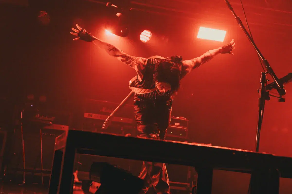 【MIYAVI】45歳の誕生日当日にスペシャルライブを開催!『原点回帰』をテーマに新たな方向性を示す一夜に!HYDEがゲストとしてサプライズ登場!! 6 【MIYAVI】45歳の誕生日当日にスペシャルライブを開催!『原点回帰』をテーマに新たな方向性を示す一夜に!HYDEがゲストとしてサプライズ登場!!