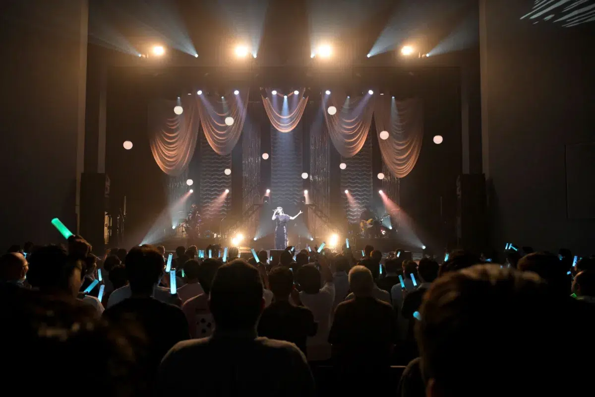 【圧巻】全22曲・怒涛のパフォーマンス!前島亜美3rd LIVE「POLYPHONY」公式レポ到着✨1stの思い出の地・関内ホールで魅せた最高峰のステージと、武道館への固い約束を見逃すな! 11 【圧巻】全22曲・怒涛のパフォーマンス!前島亜美3rd LIVE「POLYPHONY」公式レポ到着✨1stの思い出の地・関内ホールで魅せた最高峰のステージと、武道館への固い約束を見逃すな!