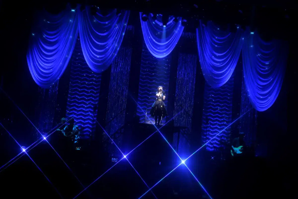 【圧巻】全22曲・怒涛のパフォーマンス!前島亜美3rd LIVE「POLYPHONY」公式レポ到着✨1stの思い出の地・関内ホールで魅せた最高峰のステージと、武道館への固い約束を見逃すな! 5 【圧巻】全22曲・怒涛のパフォーマンス!前島亜美3rd LIVE「POLYPHONY」公式レポ到着✨1stの思い出の地・関内ホールで魅せた最高峰のステージと、武道館への固い約束を見逃すな!