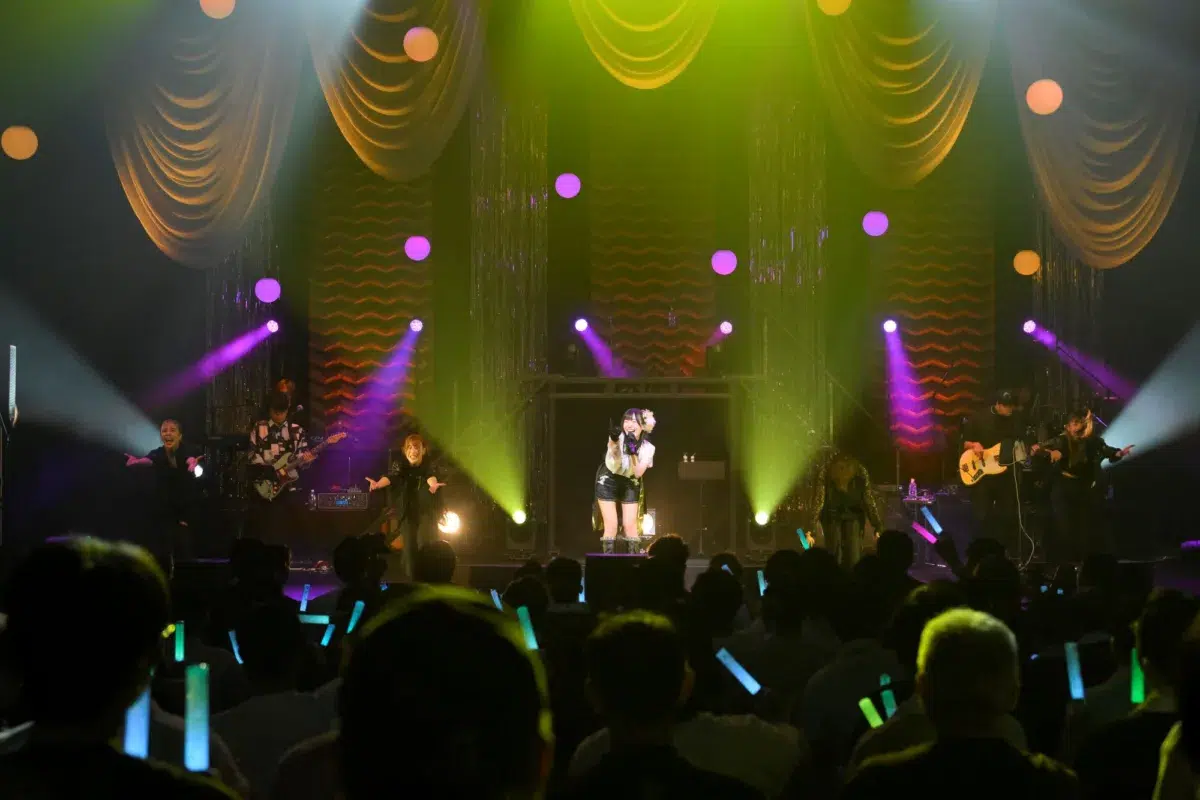 【圧巻】全22曲・怒涛のパフォーマンス!前島亜美3rd LIVE「POLYPHONY」公式レポ到着✨1stの思い出の地・関内ホールで魅せた最高峰のステージと、武道館への固い約束を見逃すな! 9 【圧巻】全22曲・怒涛のパフォーマンス!前島亜美3rd LIVE「POLYPHONY」公式レポ到着✨1stの思い出の地・関内ホールで魅せた最高峰のステージと、武道館への固い約束を見逃すな!
