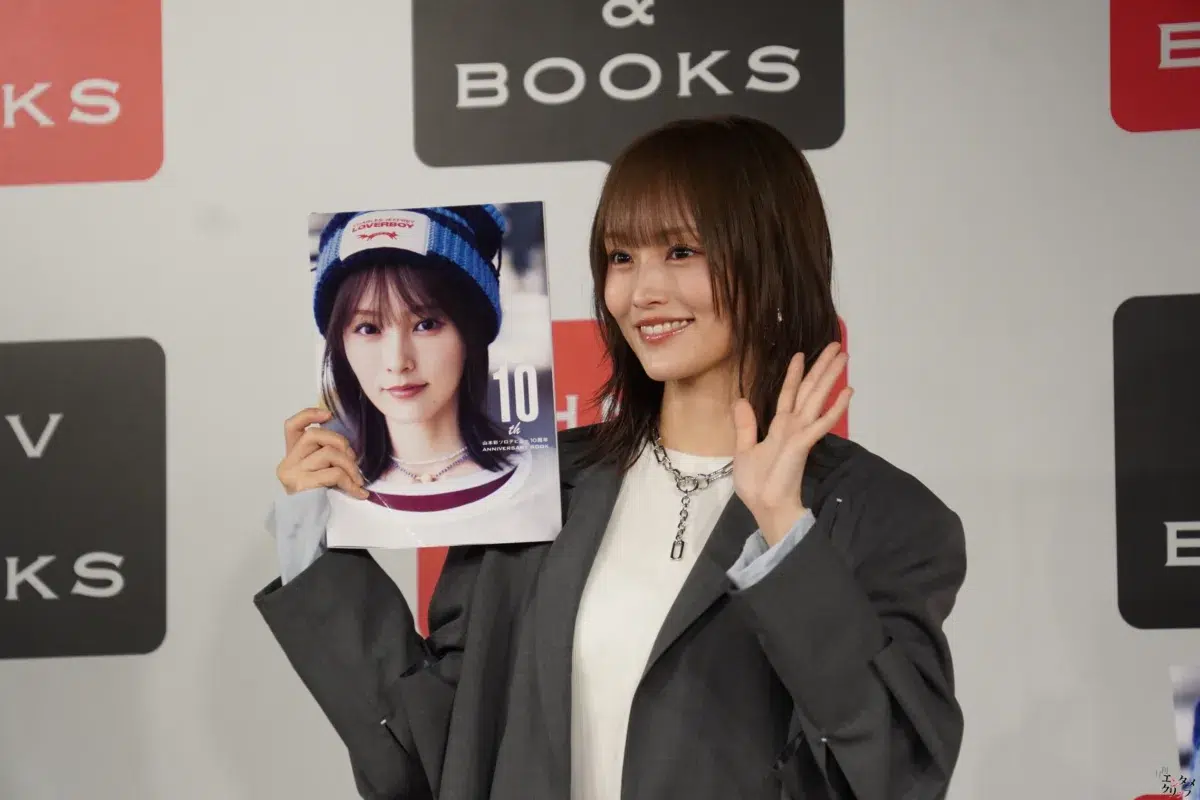 山本彩が「これ以上ない1冊」と自信を見せるソロ10周年本が9/24に発売！両親との初対談や、たかみな等恩人10名との本音トークを収録😭未公開カットや愛用ギター紹介など、彼女の魅力が爆発した永久保存版📸