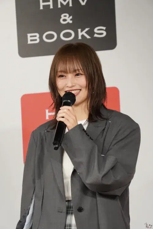 山本彩が「これ以上ない1冊」と自信を見せるソロ10周年本が9/24に発売！両親との初対談や、たかみな等恩人10名との本音トークを収録😭未公開カットや愛用ギター紹介など、彼女の魅力が爆発した永久保存版📸