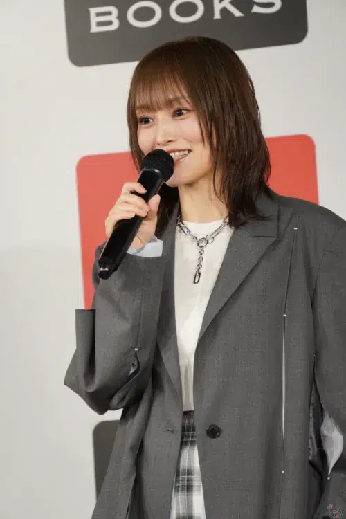 山本彩が「これ以上ない1冊」と自信を見せるソロ10周年本が9/24に発売！両親との初対談や、たかみな等恩人10名との本音トークを収録😭未公開カットや愛用ギター紹介など、彼女の魅力が爆発した永久保存版📸