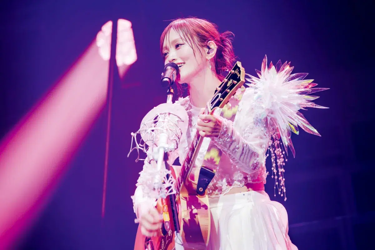 山本彩が「これ以上ない1冊」と自信を見せるソロ10周年本が9/24に発売！両親との初対談や、たかみな等恩人10名との本音トークを収録😭未公開カットや愛用ギター紹介など、彼女の魅力が爆発した永久保存版📸
