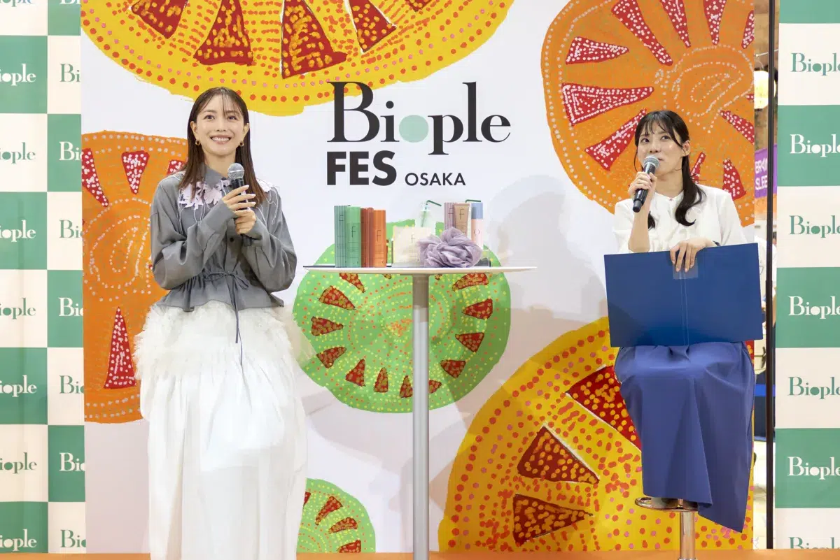 蛯原友里さんが語る美容習慣。F ORGANICSとのコラボ記念スペシャルトークショーを「Biople FES OSAKA 2026」で開催