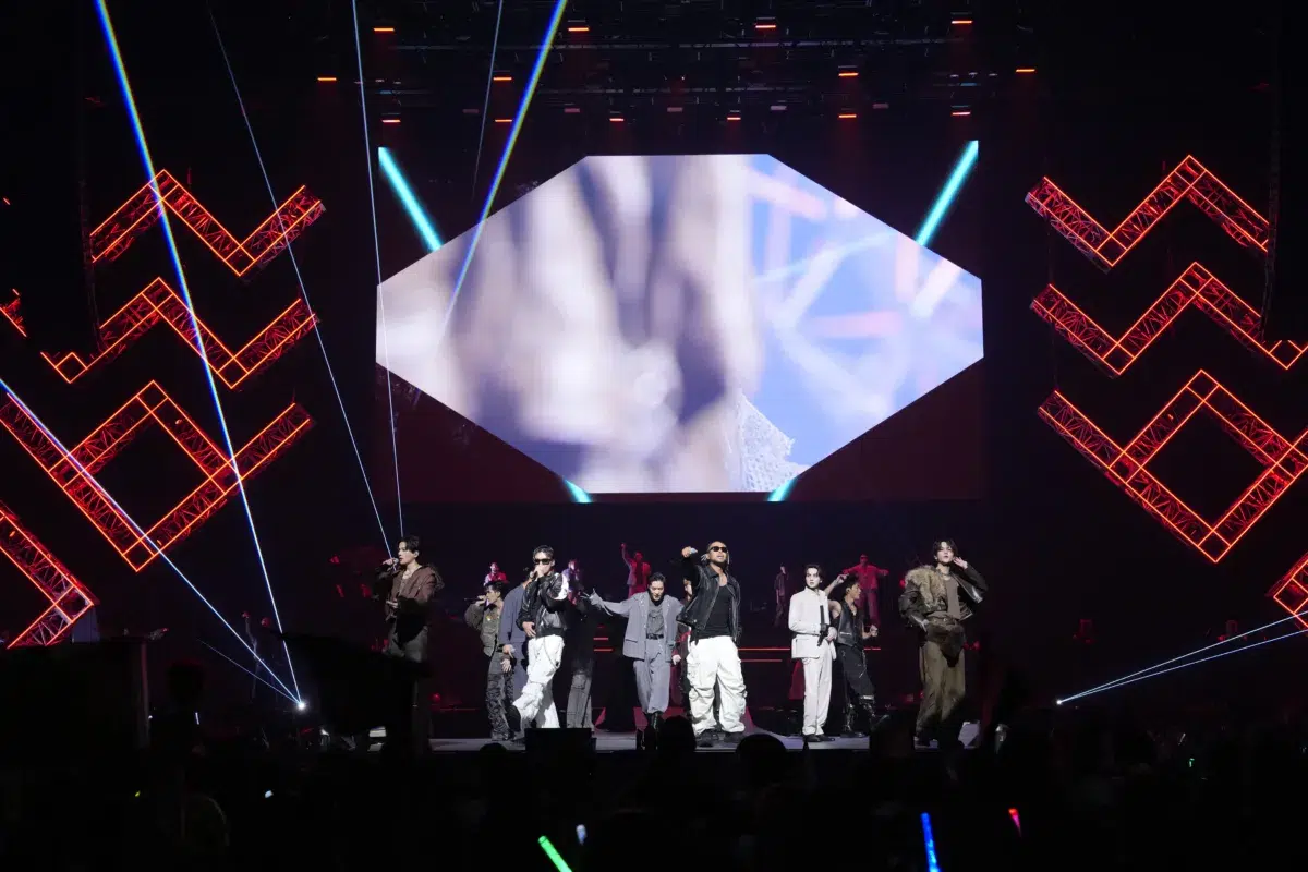【HiGH&LOW】10周年を記念したスペシャルライブを開催!7組総勢55名が集結し、10年の軌跡を辿る楽曲とこれからの“新世界”をつなぐステージを披露!新作映画『HiGH&LOW THE 新世界』のために制作されたEXILE AKIRAが手がける新曲「KOHAKU」も歌唱!さらに、新キャスト武知海青・八木勇征の出演を解禁!10月末より本ライブのオンデマンド配信も決定! 2 【HiGH&LOW】10周年を記念したスペシャルライブを開催!7組総勢55名が集結し、10年の軌跡を辿る楽曲とこれからの“新世界”をつなぐステージを披露!新作映画『HiGH&LOW THE 新世界』のために制作されたEXILE AKIRAが手がける新曲「KOHAKU」も歌唱!さらに、新キャスト武知海青・八木勇征の出演を解禁!10月末より本ライブのオンデマンド配信も決定!