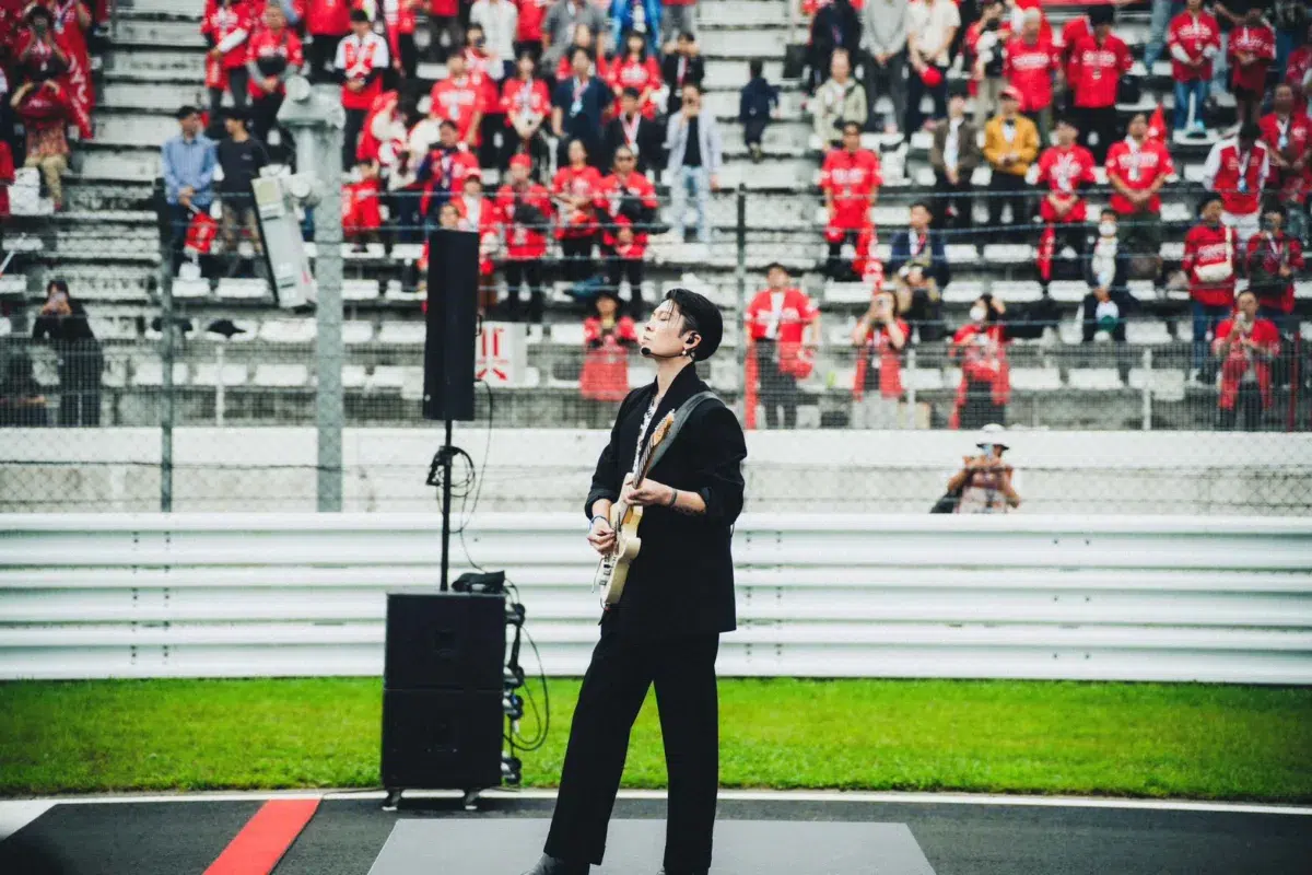 【MIYAVI】世界最高峰の耐久レースWEC日本ラウンドにて日本国歌を披露！ギターパフォーマンスで決勝の幕開けに華を添える！
