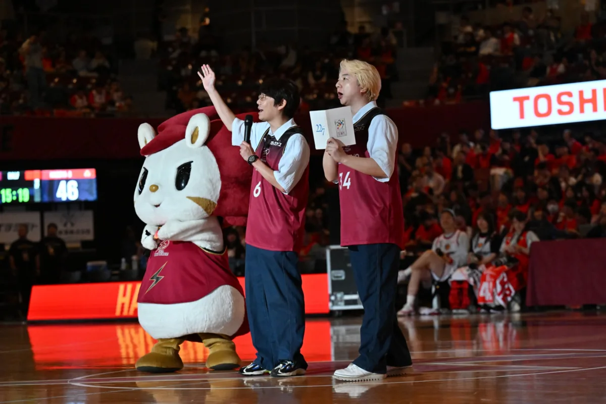 22/7が三四郎とともにB.LEAGUEのハーフタイムショーに出演!川崎ブレイブサンダース マスコット"ロウル"もパフォーマンスにサプライズ登場! 6 22/7が三四郎とともにB.LEAGUEのハーフタイムショーに出演!川崎ブレイブサンダース マスコット"ロウル"もパフォーマンスにサプライズ登場!