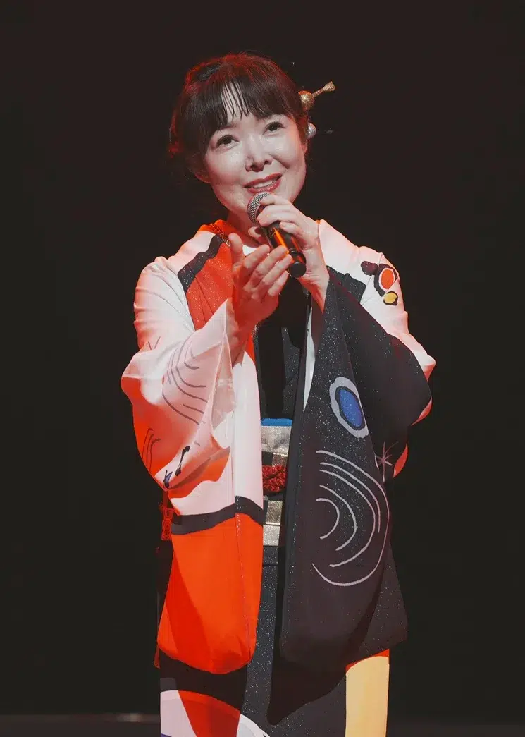 田川寿美が東京・浅草公会堂でデビュー35周年記念コンサート。35年を振り返りながら新曲「いのち陽炎」など20曲熱唱 2 田川寿美が東京・浅草公会堂でデビュー35周年記念コンサート。35年を振り返りながら新曲「いのち陽炎」など20曲熱唱