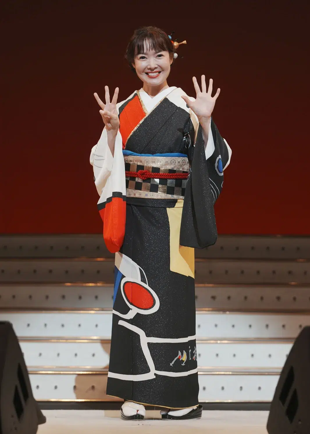 田川寿美が東京・浅草公会堂でデビュー35周年記念コンサート。35年を振り返りながら新曲「いのち陽炎」など20曲熱唱 3 田川寿美が東京・浅草公会堂でデビュー35周年記念コンサート。35年を振り返りながら新曲「いのち陽炎」など20曲熱唱