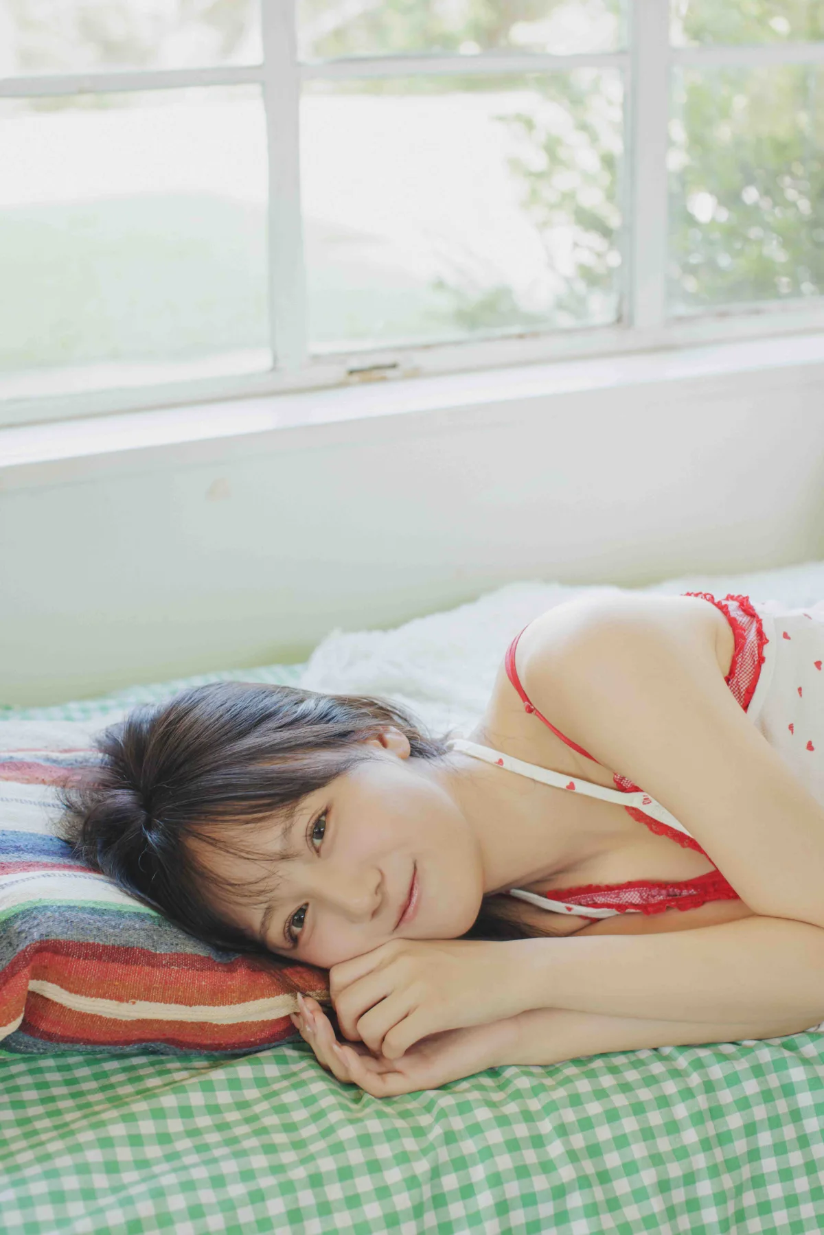 22/7 麻丘真央、卒業記念メモリアル写真集『ニジの向こう』11月24日発売決定！本人プロデュースの特別な一冊