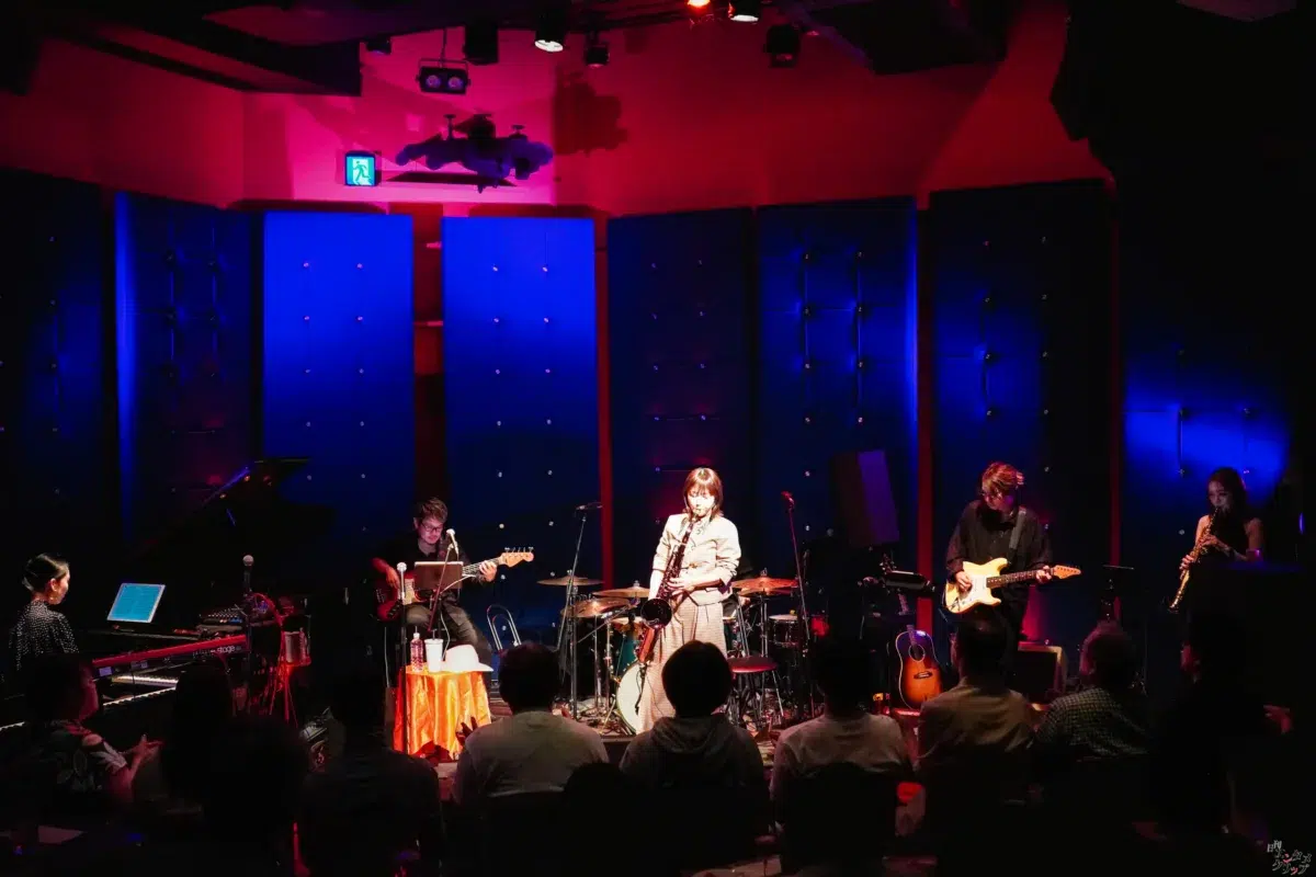 元Folder5・AKINA、29周年記念ライブを開催！175R・SHOGOとの豪華コラボやサックス演奏でファンを魅了