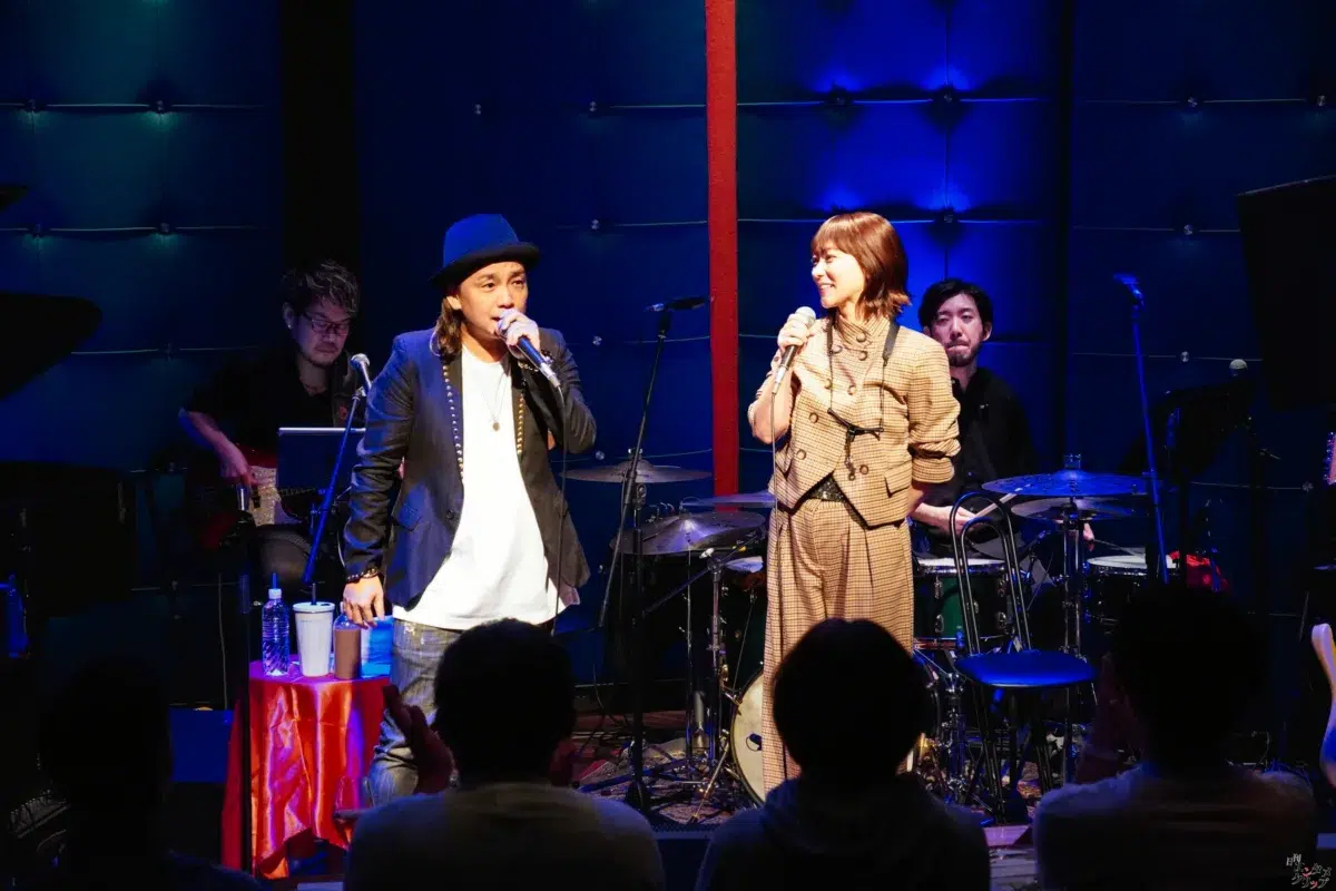 元Folder5・AKINA、29周年記念ライブを開催！175R・SHOGOとの豪華コラボやサックス演奏でファンを魅了