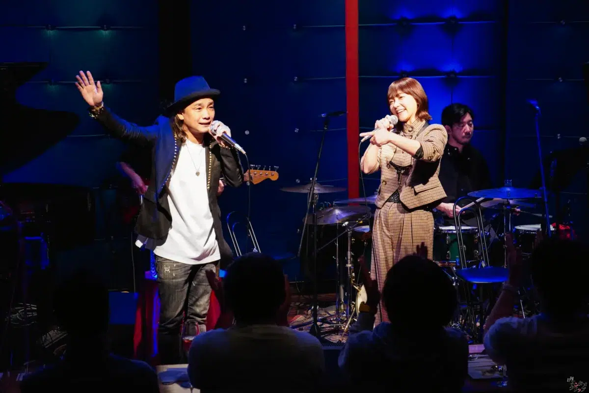 元Folder5・AKINA、29周年記念ライブを開催！175R・SHOGOとの豪華コラボやサックス演奏でファンを魅了