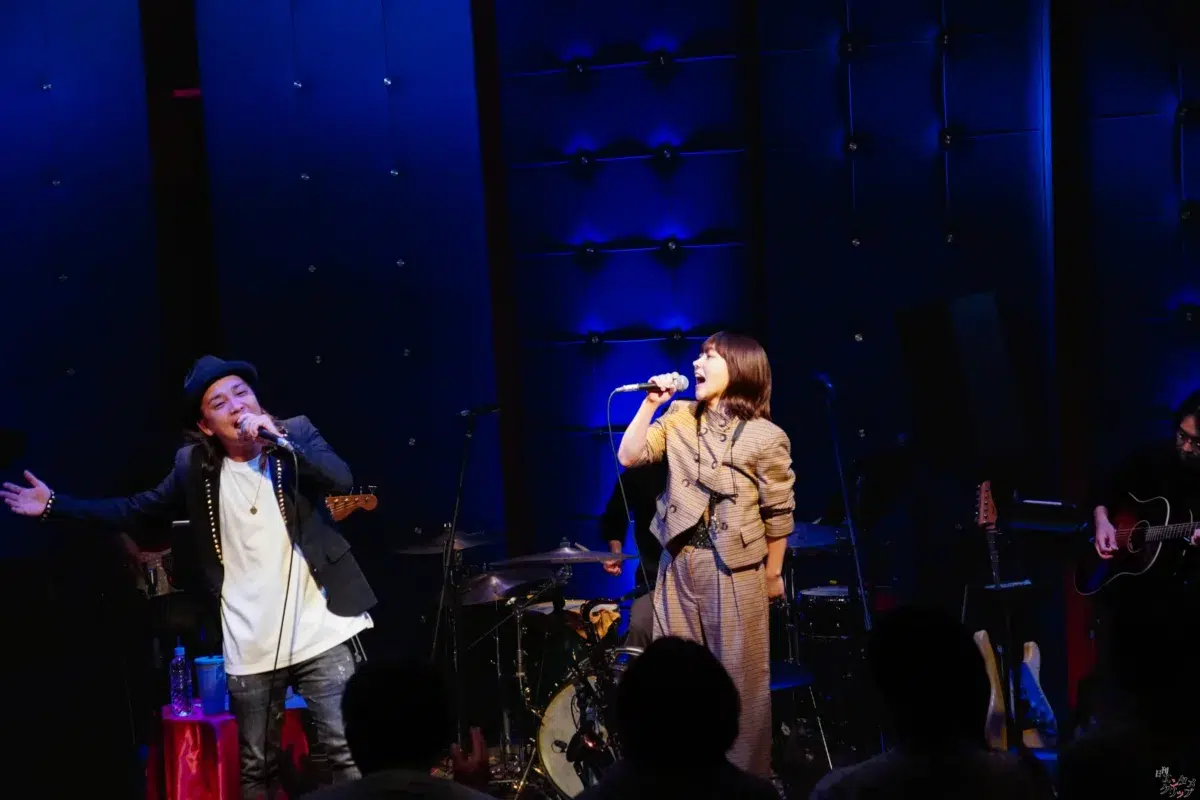元Folder5・AKINA、29周年記念ライブを開催！175R・SHOGOとの豪華コラボやサックス演奏でファンを魅了