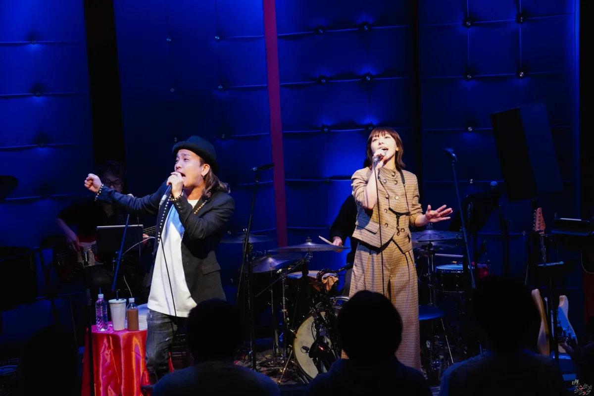 元Folder5・AKINA、29周年記念ライブを開催！175R・SHOGOとの豪華コラボやサックス演奏でファンを魅了