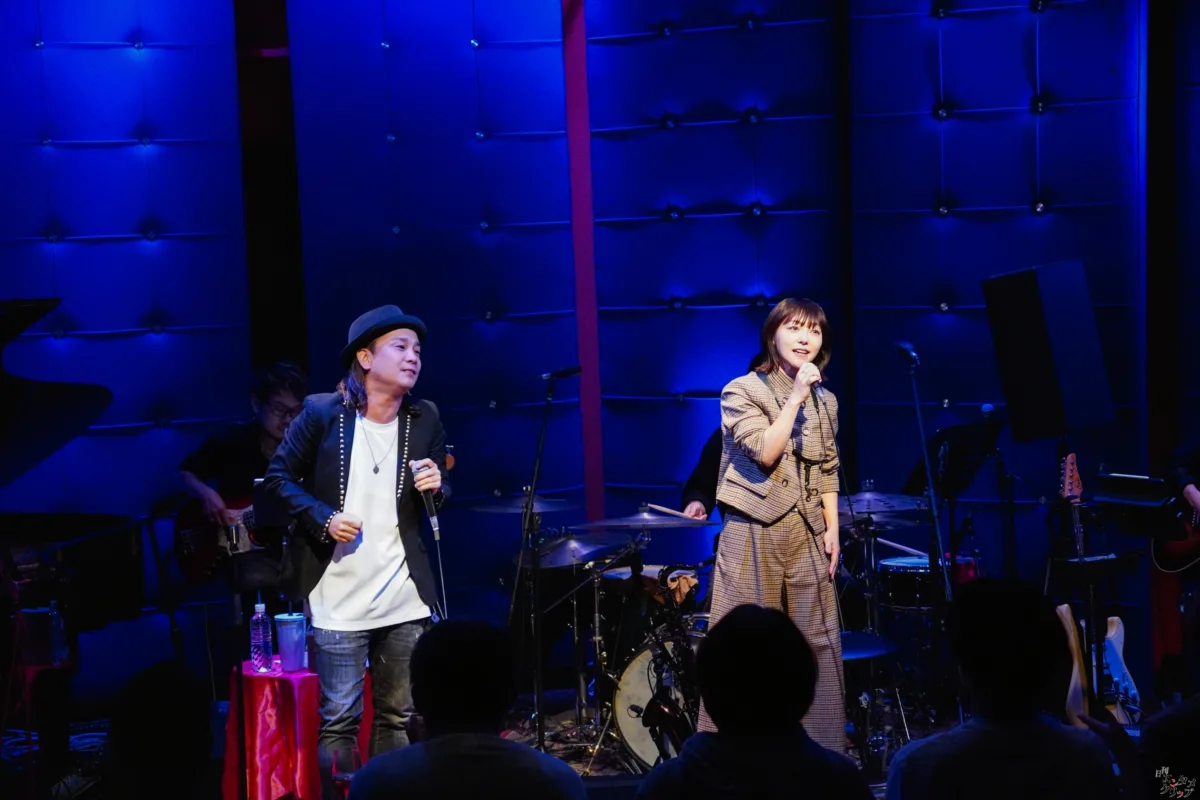 元Folder5・AKINA、29周年記念ライブを開催！175R・SHOGOとの豪華コラボやサックス演奏でファンを魅了
