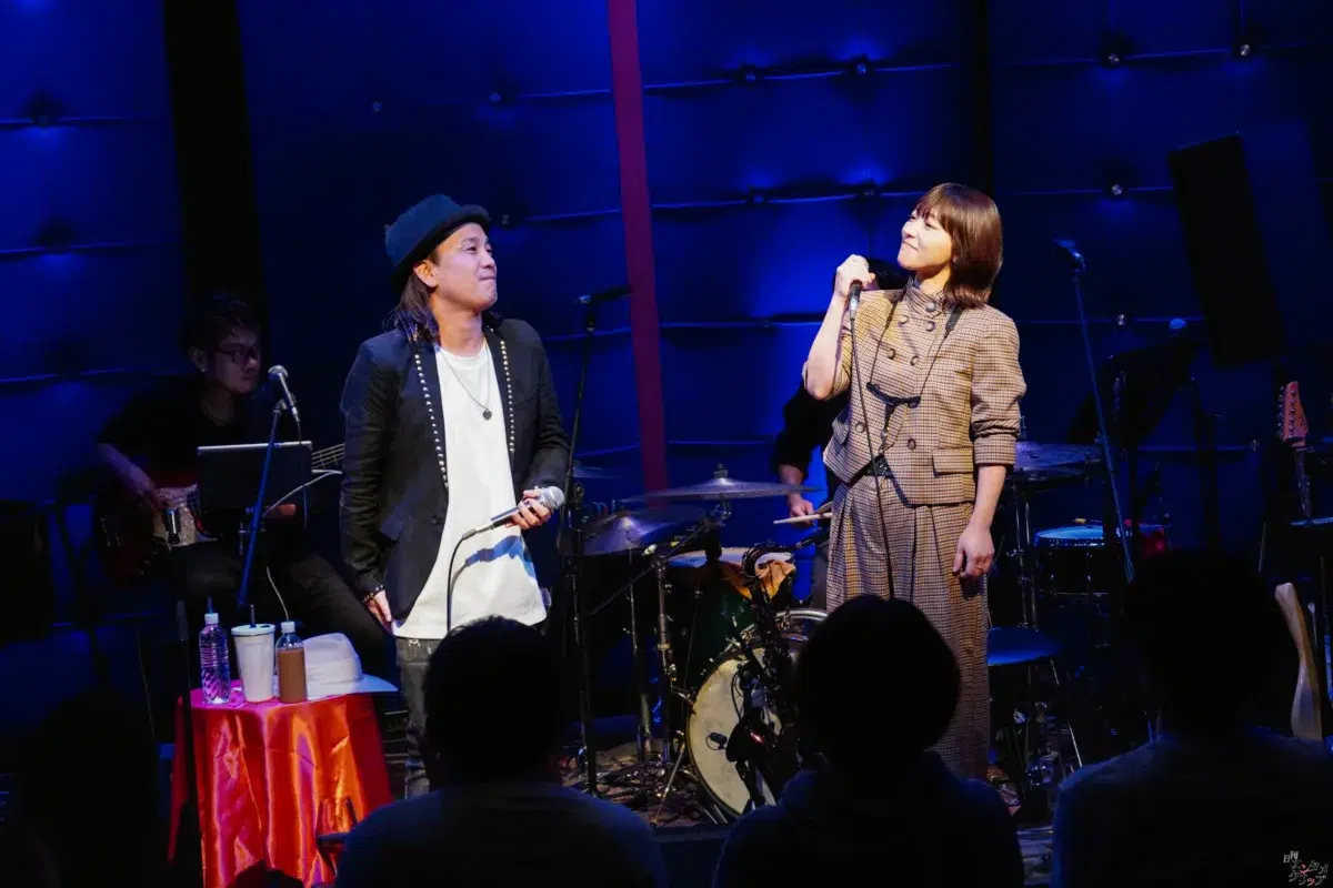 元Folder5・AKINA、29周年記念ライブを開催！175R・SHOGOとの豪華コラボやサックス演奏でファンを魅了