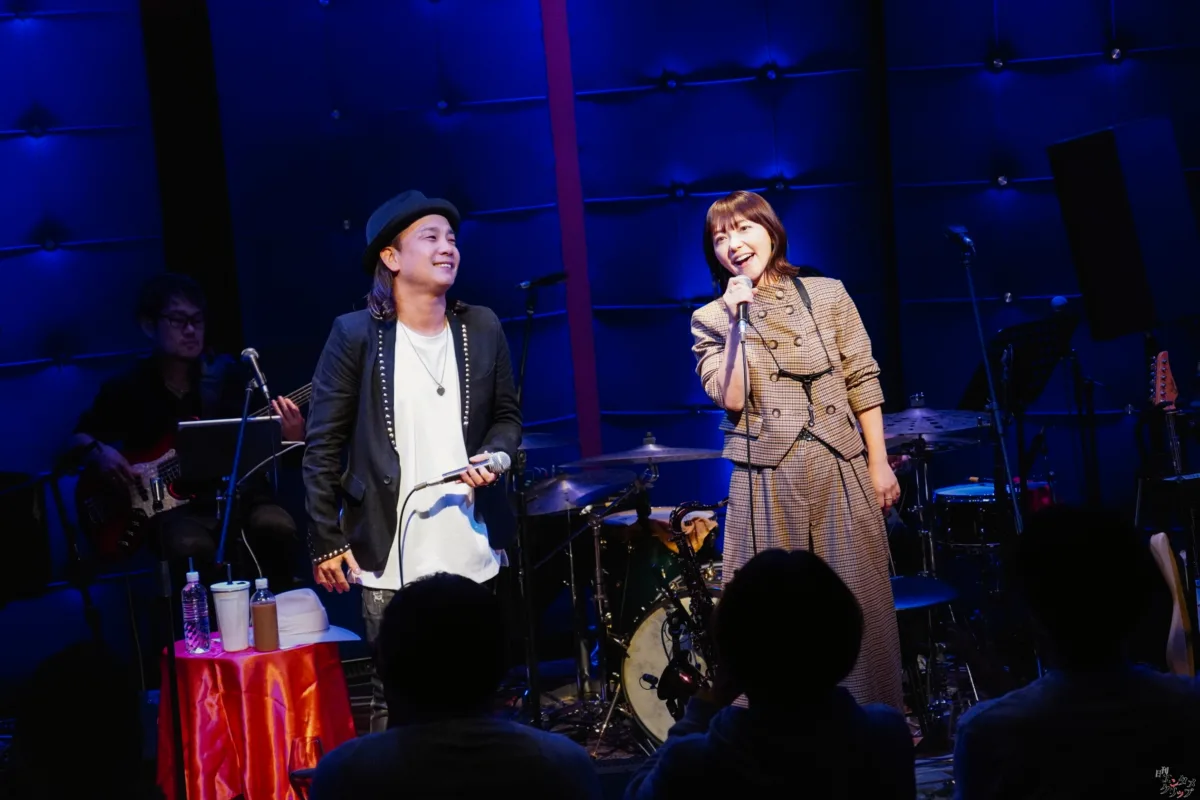元Folder5・AKINA、29周年記念ライブを開催！175R・SHOGOとの豪華コラボやサックス演奏でファンを魅了