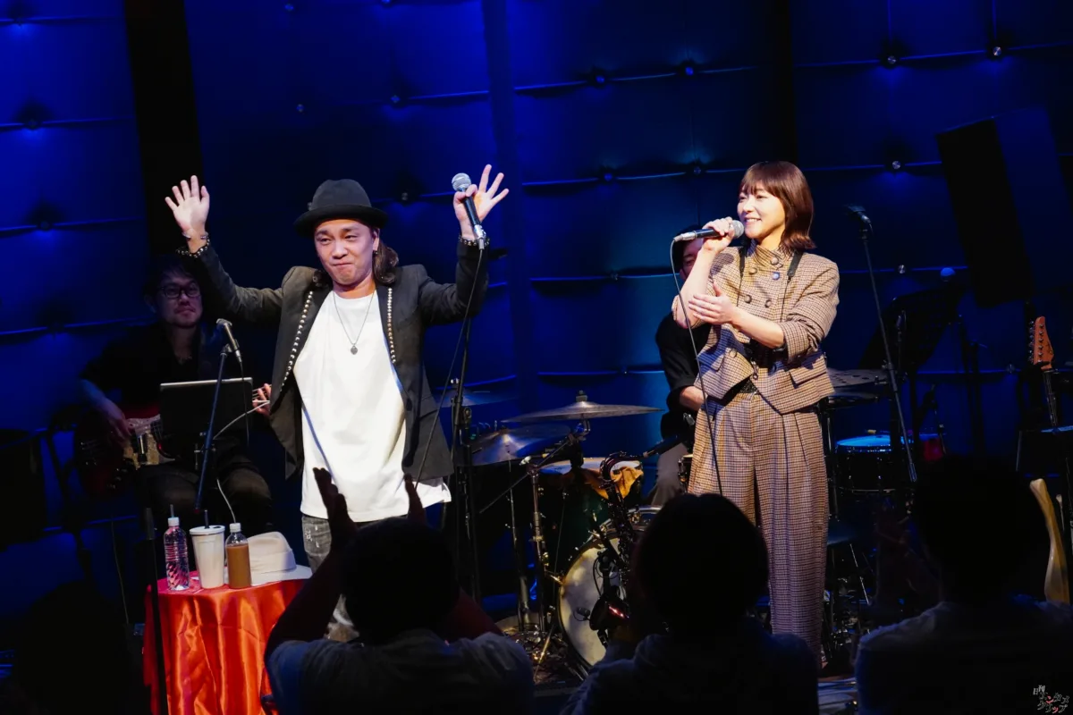 元Folder5・AKINA、29周年記念ライブを開催！175R・SHOGOとの豪華コラボやサックス演奏でファンを魅了