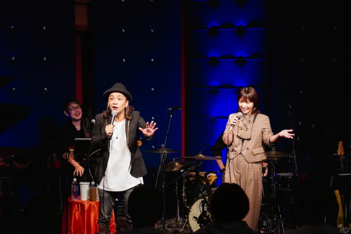 元Folder5・AKINA、29周年記念ライブを開催！175R・SHOGOとの豪華コラボやサックス演奏でファンを魅了