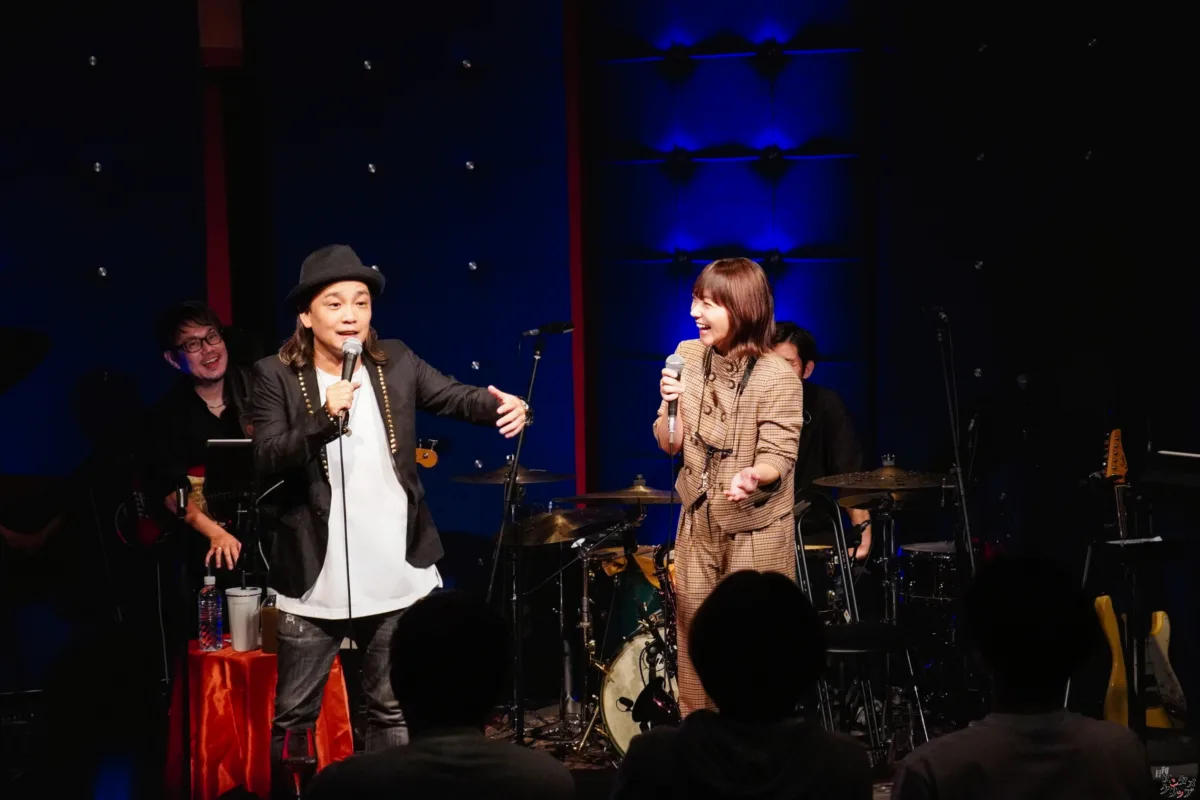 元Folder5・AKINA、29周年記念ライブを開催！175R・SHOGOとの豪華コラボやサックス演奏でファンを魅了