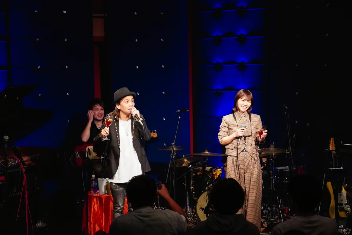 元Folder5・AKINA、29周年記念ライブを開催！175R・SHOGOとの豪華コラボやサックス演奏でファンを魅了
